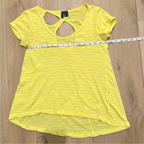 Anthropologie Left of Center Cutout Back Short Sleeve Tee Shirt Top Yellow XS - Picture 10 of 13
